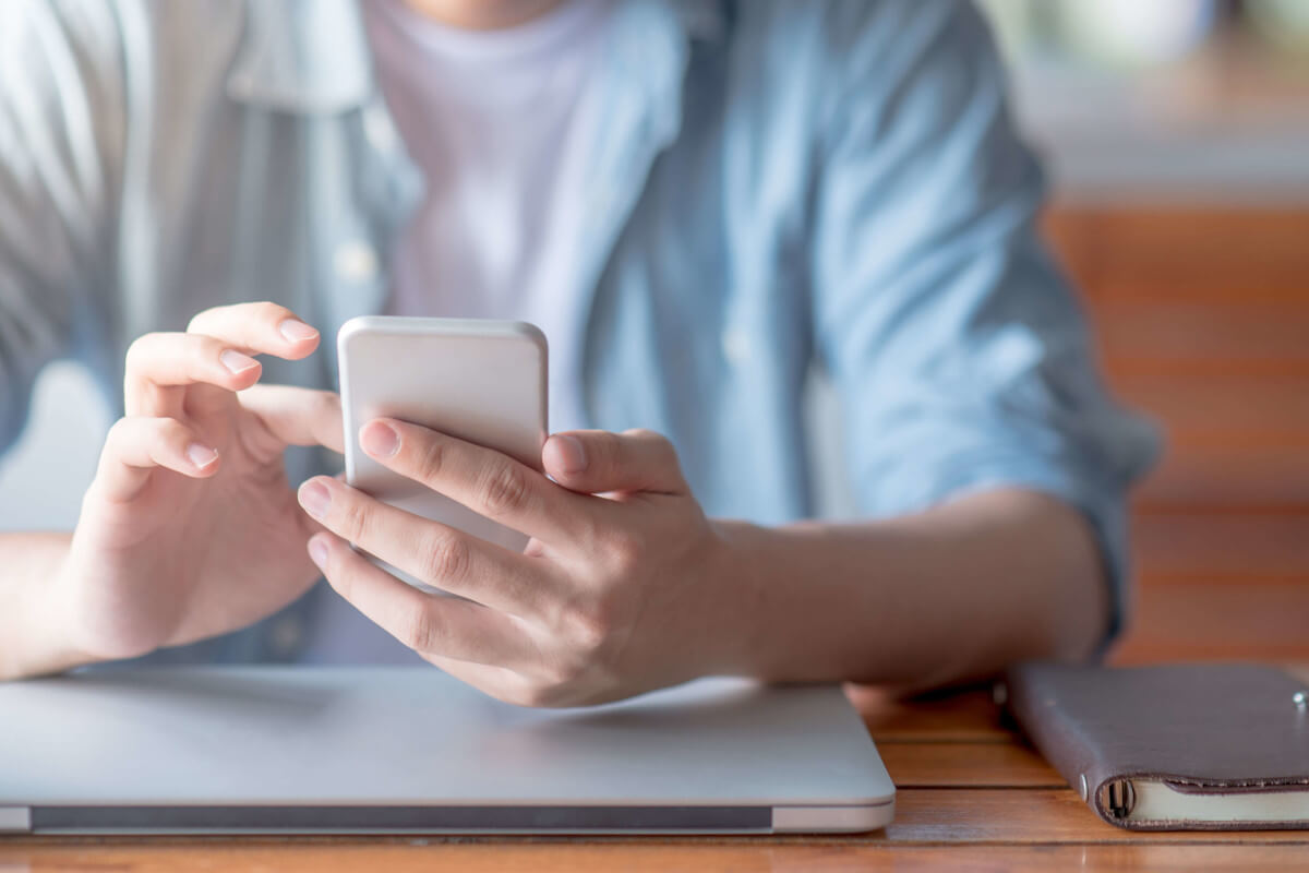 スマホでオークションをする人